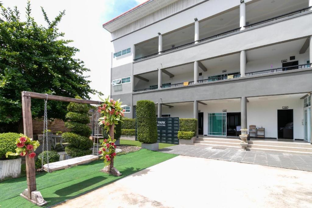 Oyo 75305 T Park Pak Chong Hotel Mu Si Bagian luar foto